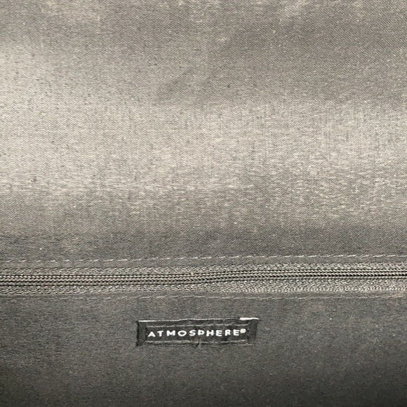 *NWT* Cute black and white Clutch - Picture 8 of 14